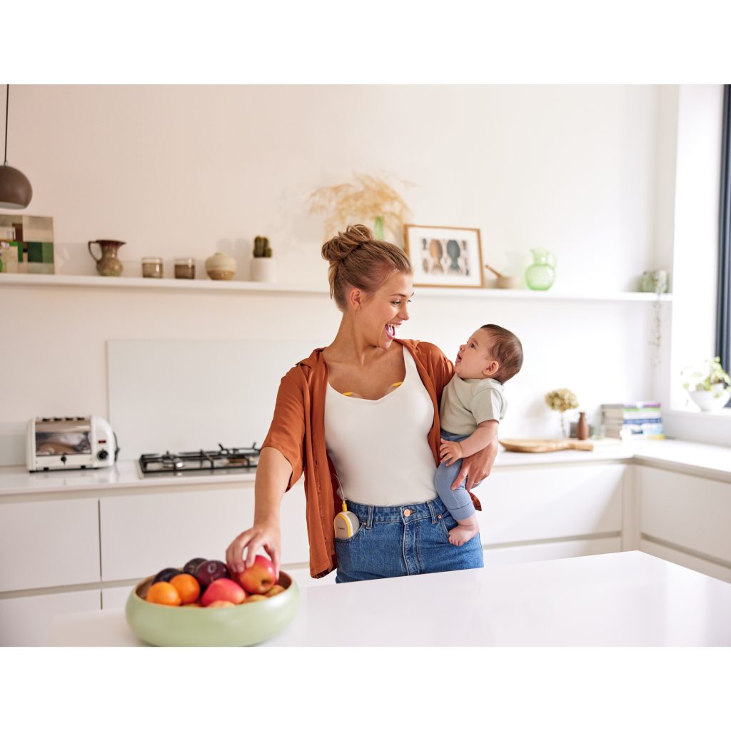 Image of mother witch child while using medela freestyle flex