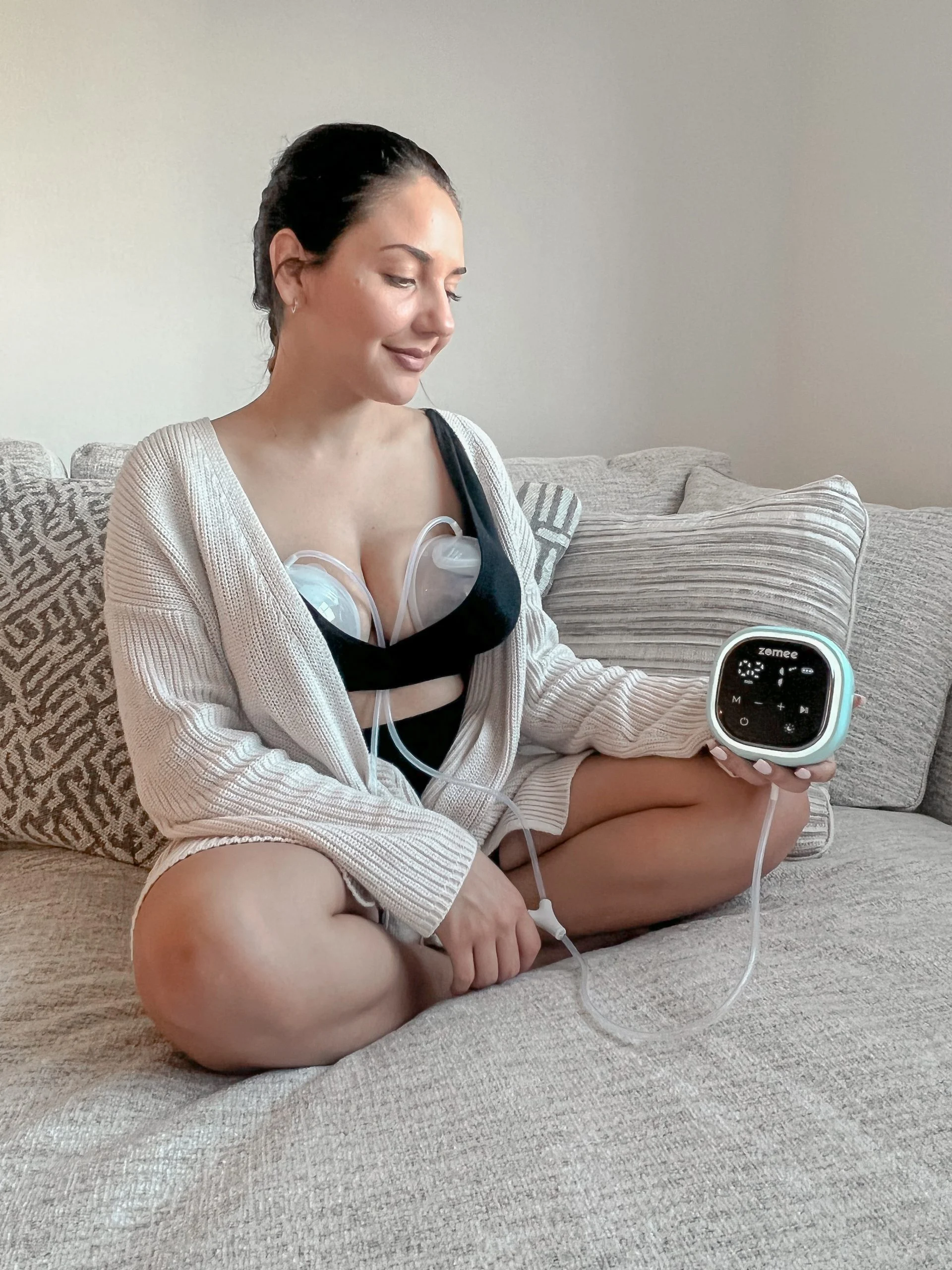 Mom Using Zomee Z2 wearable pump